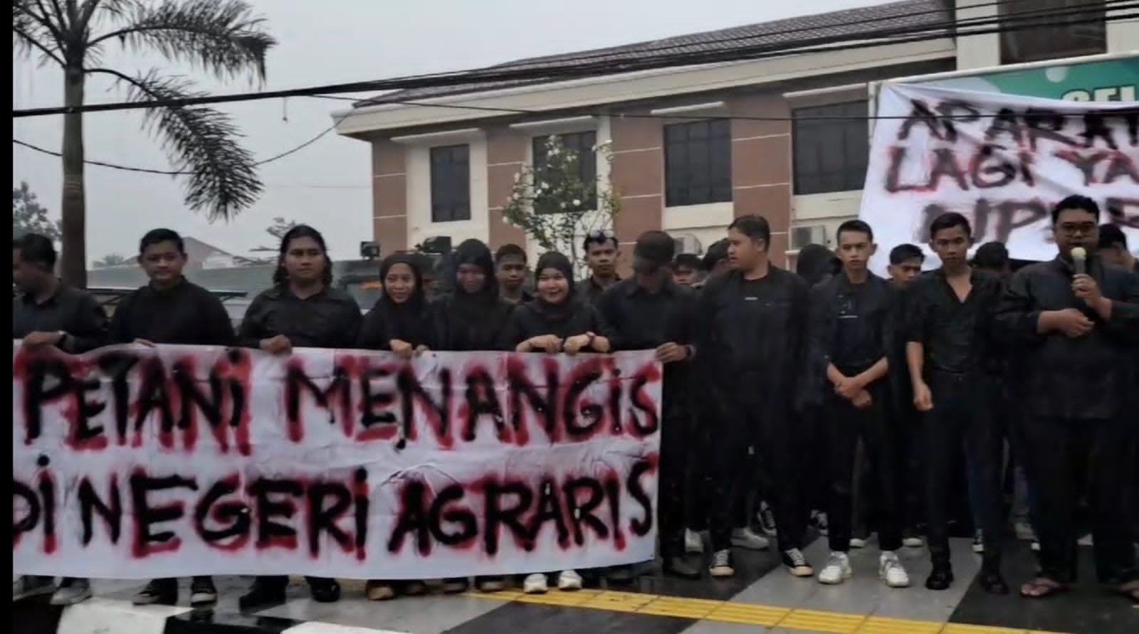 Unjuk rasa protes kriminalisasi petani