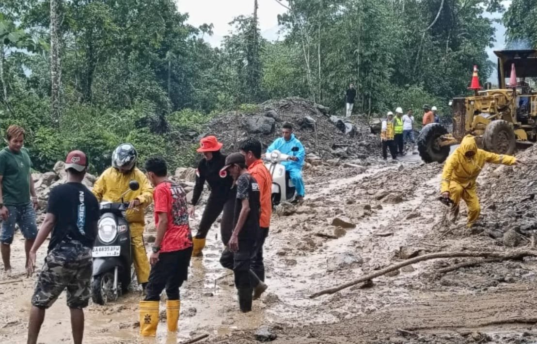 Longsor Landa Desa Emil Baru di Kaki Pegunungan Meratus