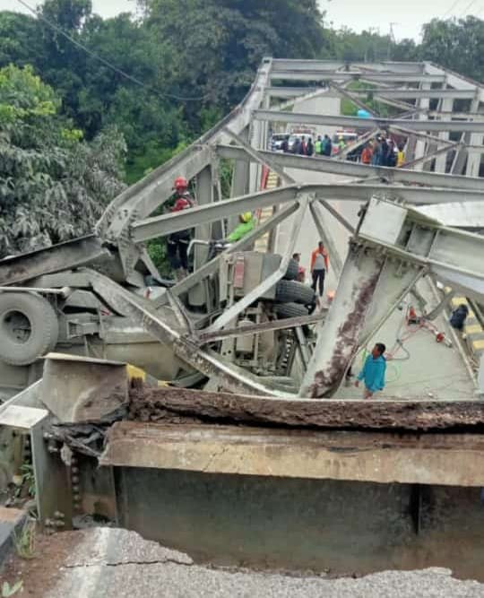 Ditabrak Truk Semen Jembatan Penghubung Kalsel-Kaltim Ambruk