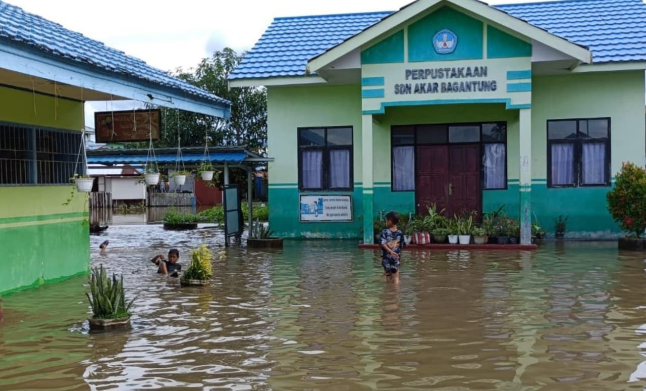 Kemensos-Pemprov Bantu Korban Banjir di Kalsel