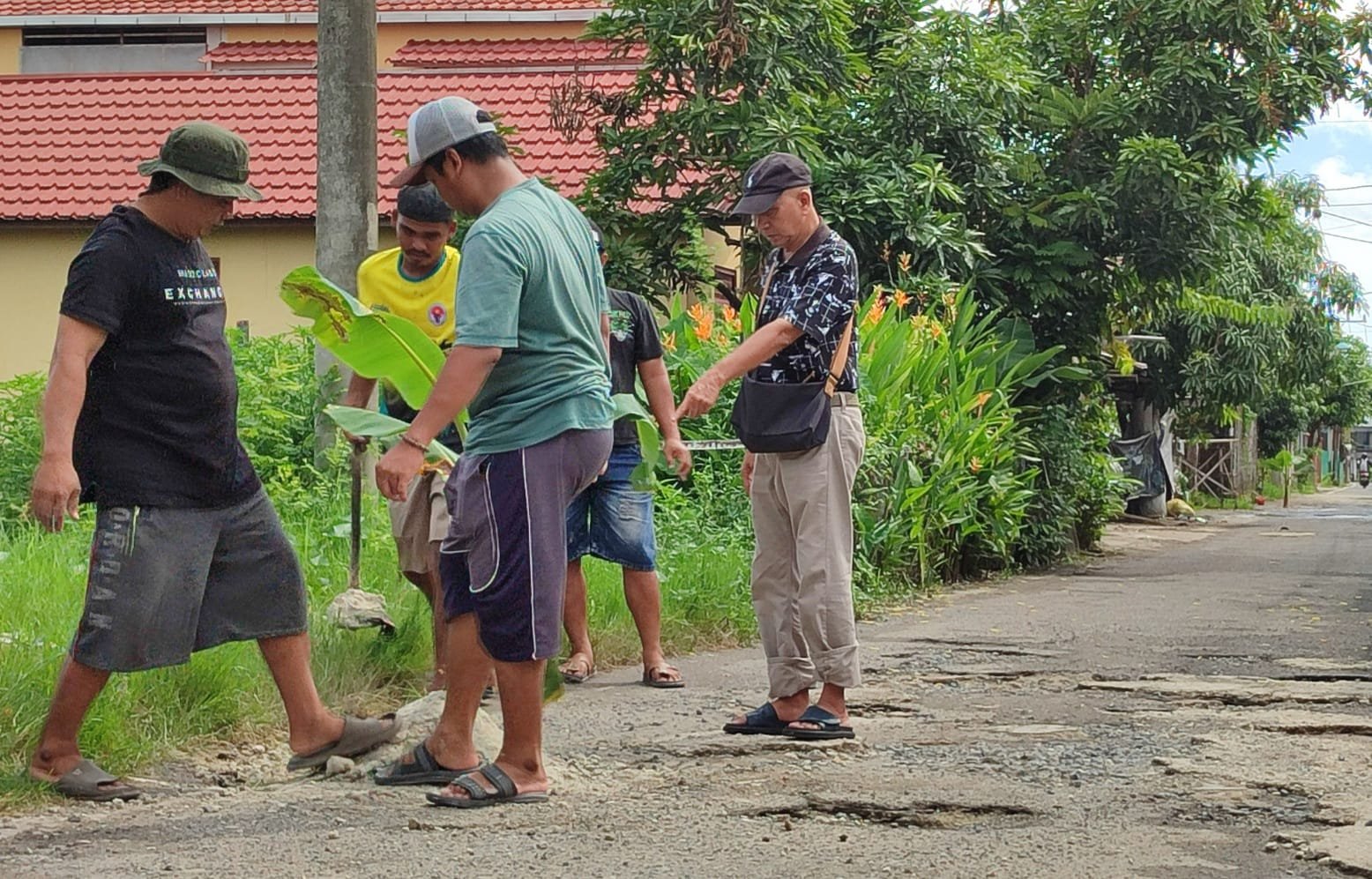 Tak Kunjung Diperbaiki Warga Tanam Pohon Pisang di Jalan Rusak