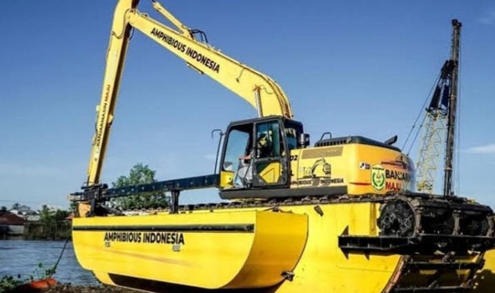 Atasi Banjir dan Sampah Sungai Pemko Banjarmasin Operasikan Excavator Amphibi