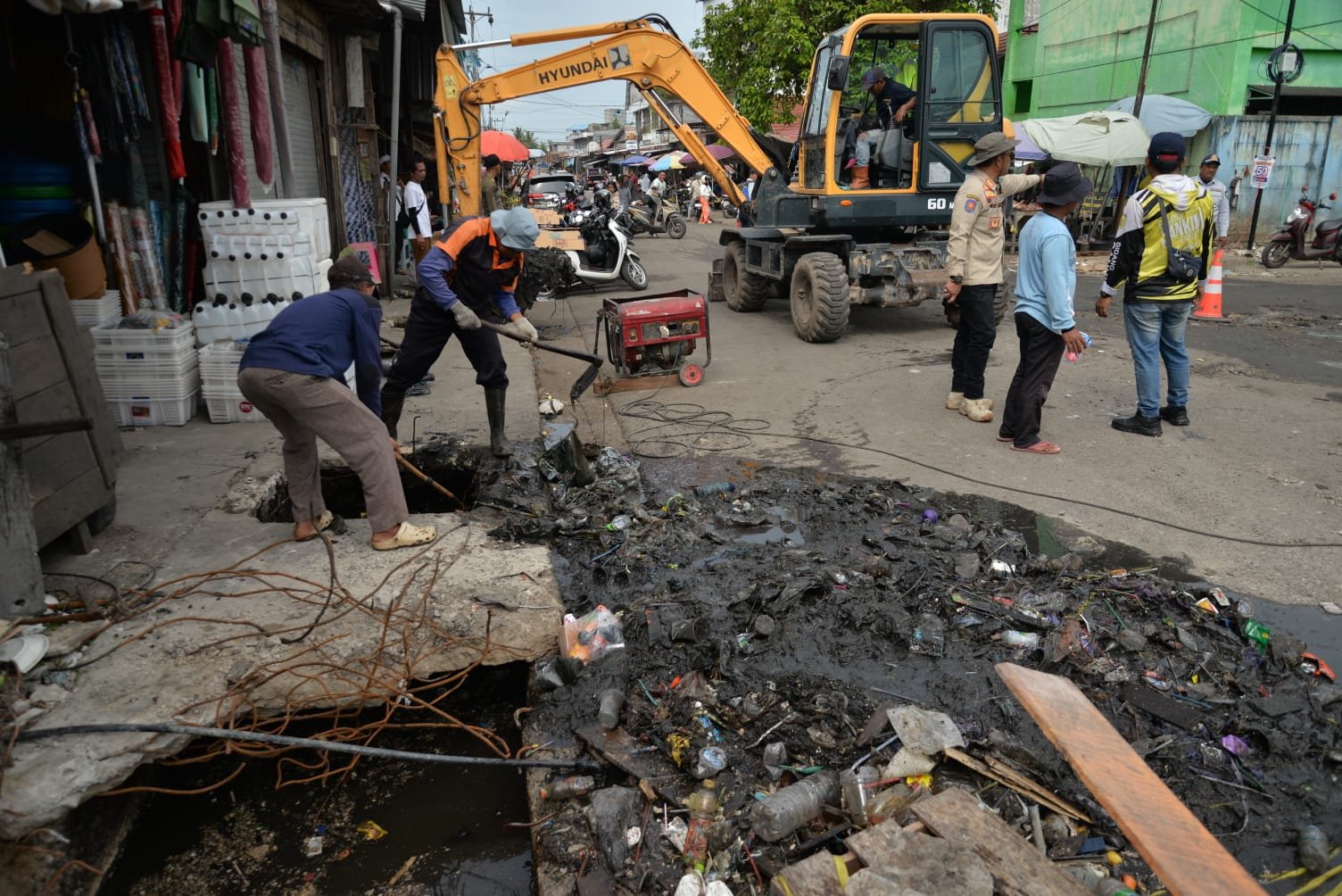 Pemko Palangka Raya Tertibkan PKL Penutup Drainase