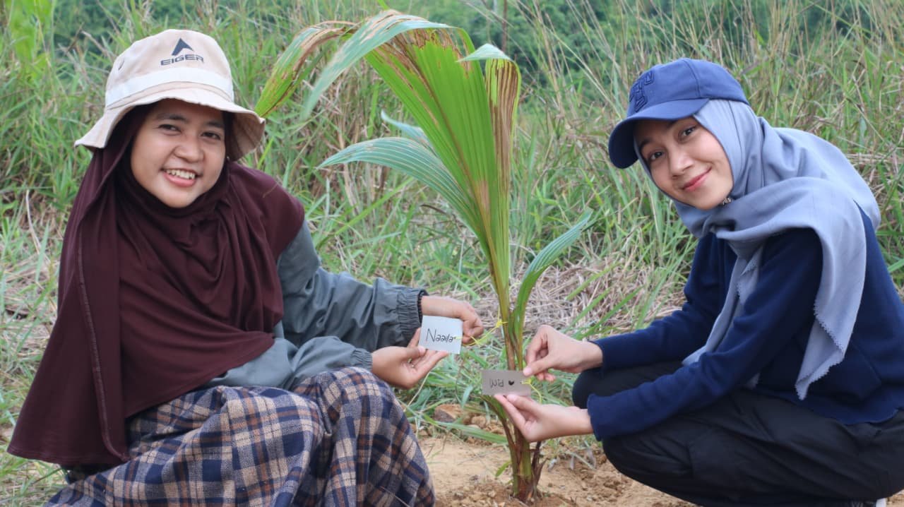 SPI dan Komunitas Lingkungan Hijaukan Bukit Petruk