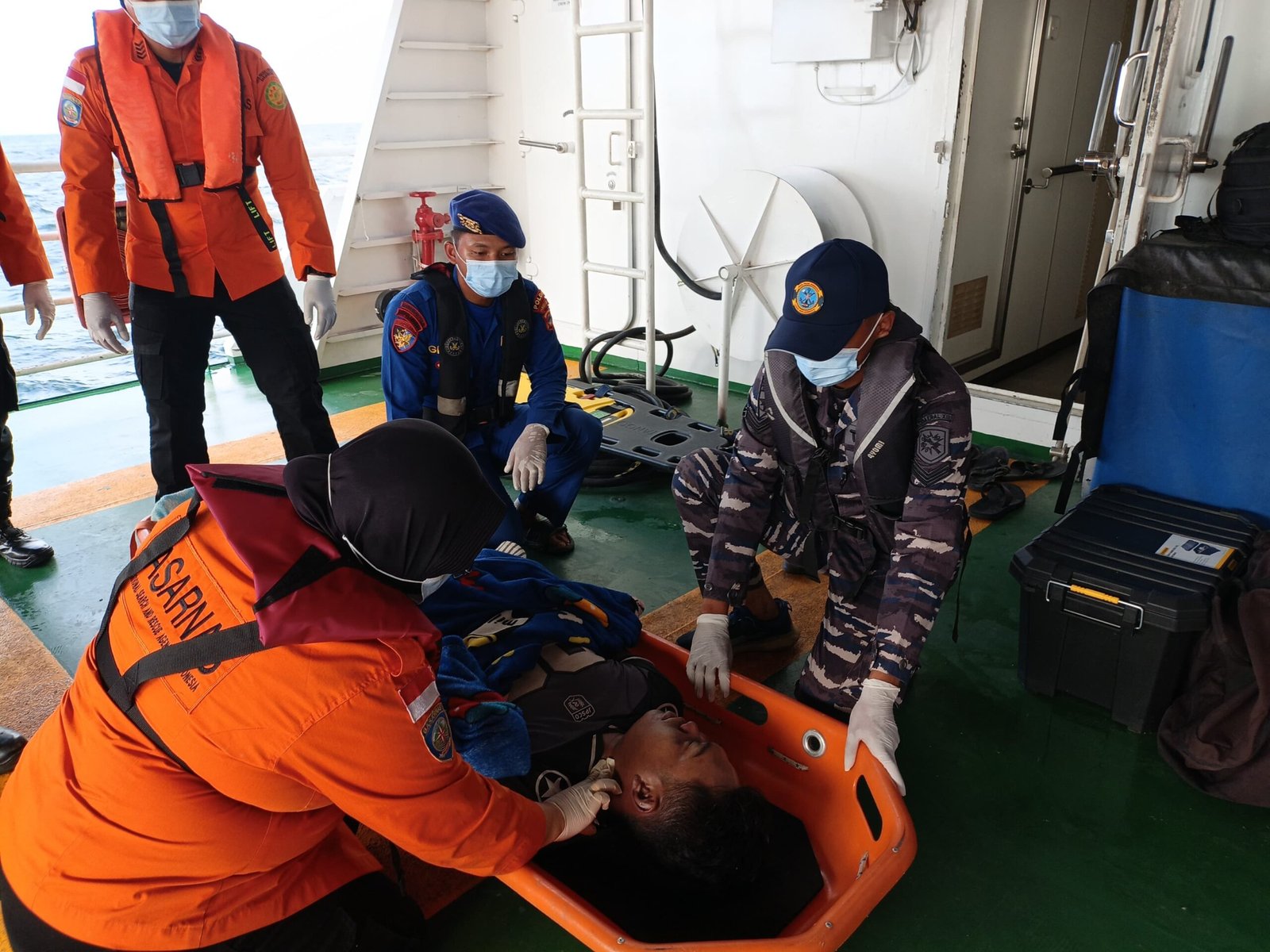 ABK Kapal PT Mahogani Banda Meninggal Dunia, Tim SAR Gabungan Berhasil Laksanakan Evakuasi Medis di Perairan Tanjung Selatan
