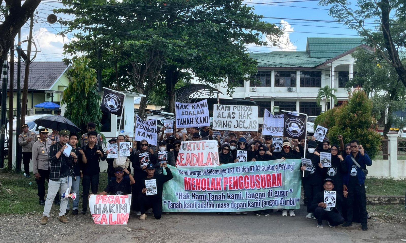 Sengketa Lahan dengan TNI, Warga Sidomulyo Sampaikan Mosi Tidak Percaya pada Majelis Hakim PN Banjarbaru 