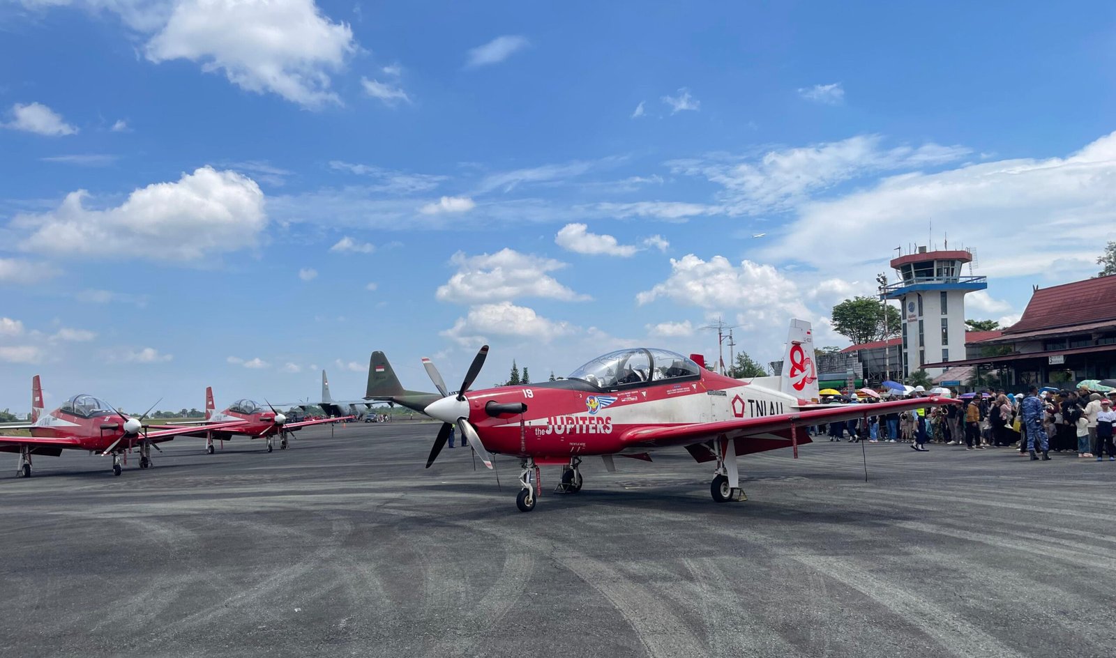 Jupiter Aerobatic Team Atraksi Udara di Lanud Syamsudin Noor