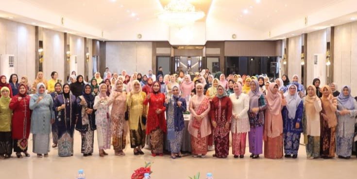 Bergaya Bak Peragawati di Hari Kebaya