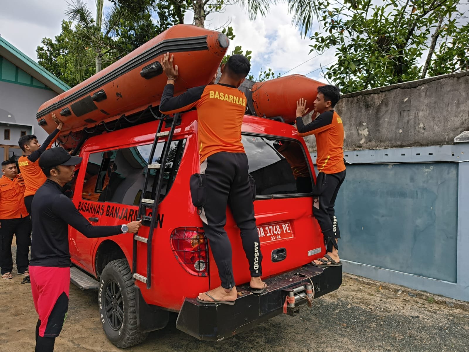 Tim SAR Laksanakan Operasi Pencarian Korban Diduga Terjatuh dari TB Jhoni 32 di Perairan Bunati, Tanah Bumbu