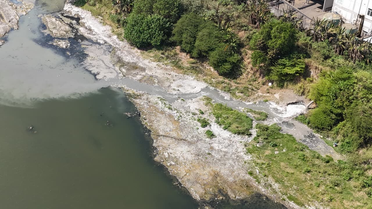 Kementerian Lingkungan Hidup Segel Saluran Limbah Pabrik di Sungai Porong Mojokerto