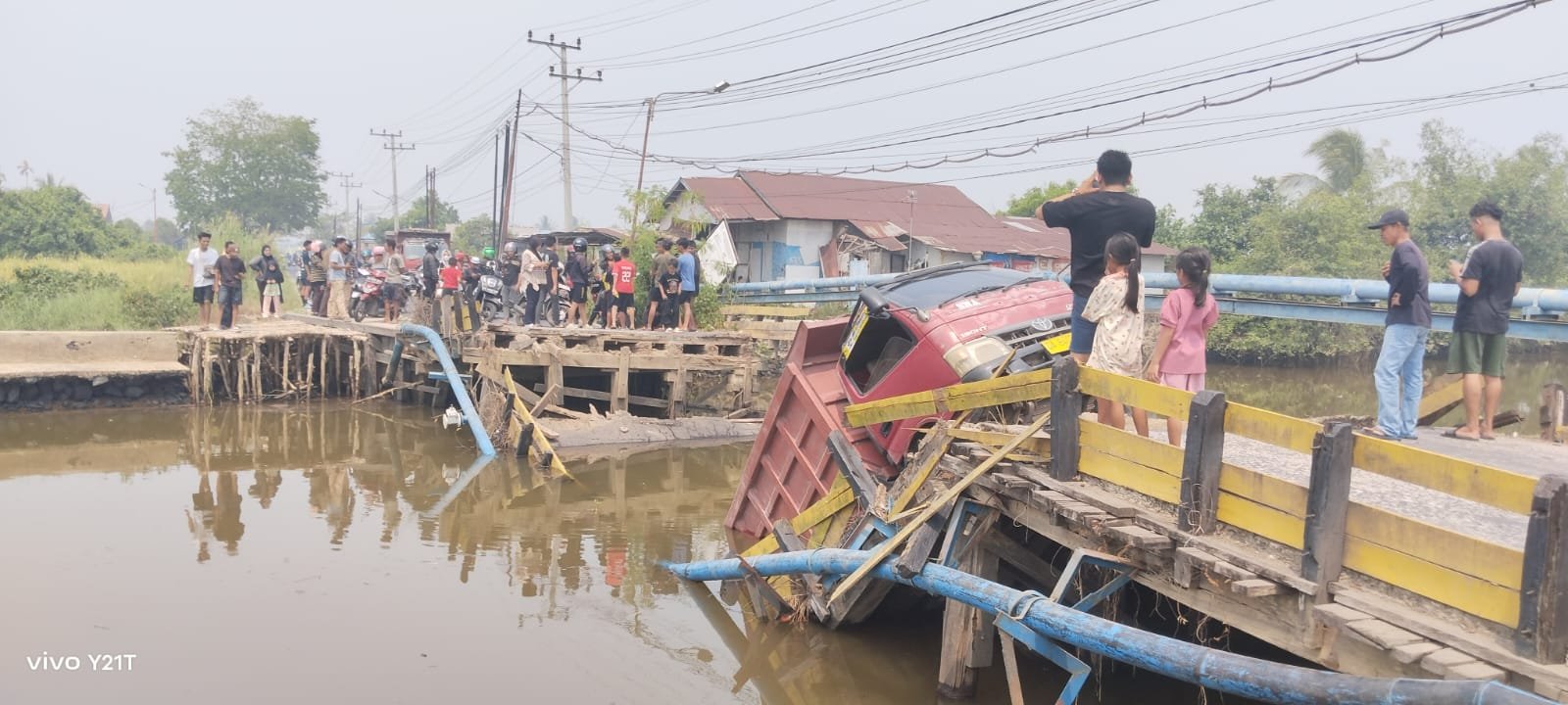 Jembatan Mantuil Ambruk Akses Warga Terputus