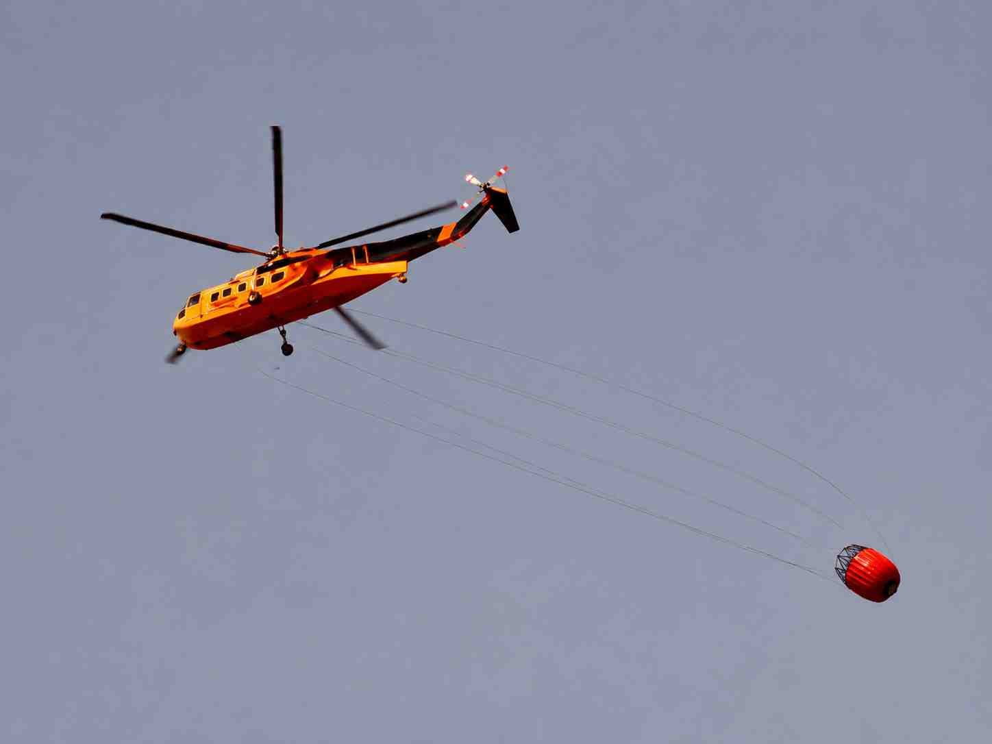 HELIKOPTER PEMADAM KEBAKARAN HUTAN
