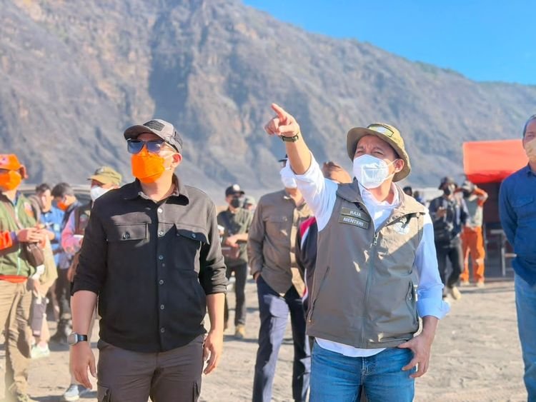 Menhut Bersama Pangdam V/Brawijaya dan Wagub Jatim Tinjau Langsung Penanganan Kebakaran TN Bromo Tengger Semeru