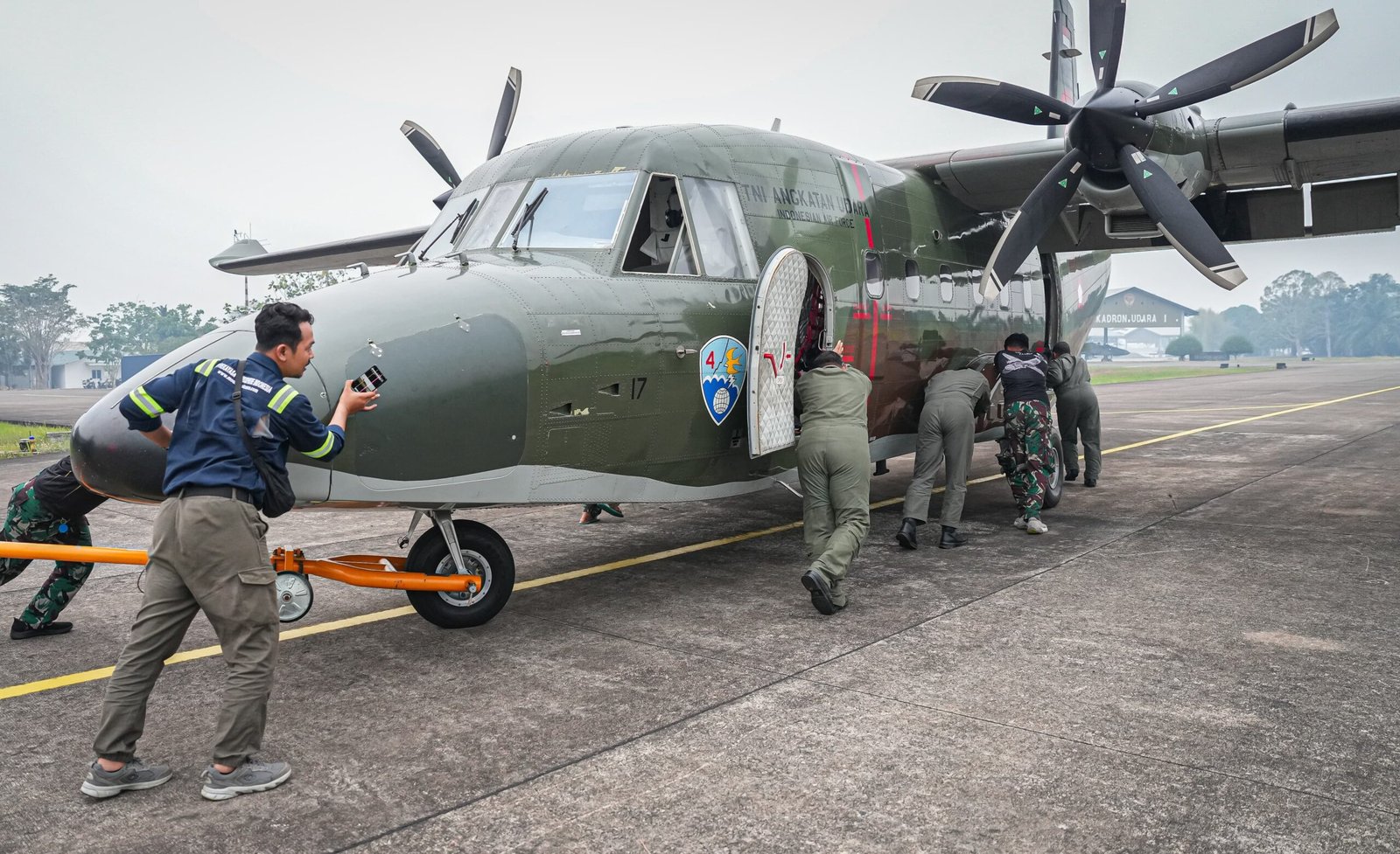 KLH/BPLH Gencarkan Operasi Modifikasi Cuaca untuk Padamkan Api di Kalimantan Barat dan Kalimantan Tengah