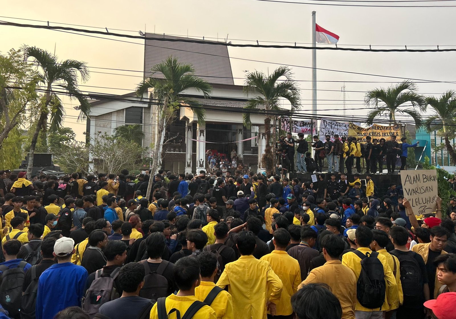 Pemerintah Lamban dan Gagal Atasi Karhutla 